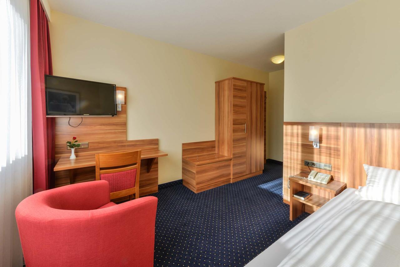 Hotel-Gasthof Rotes Ross Херольдсберг Экстерьер фото