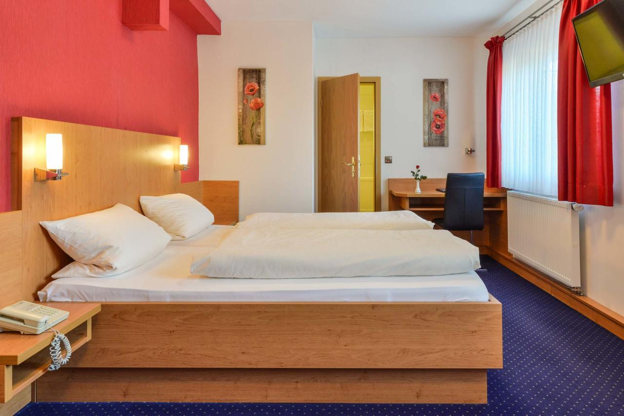 Hotel-Gasthof Rotes Ross Херольдсберг Экстерьер фото